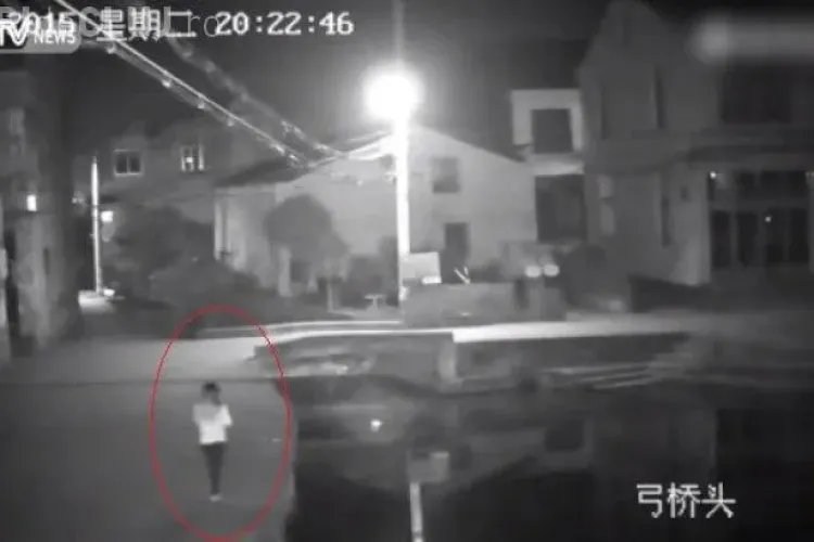 O tânără butona mobilul, a căzut într-un râu și a murit - VIDEO