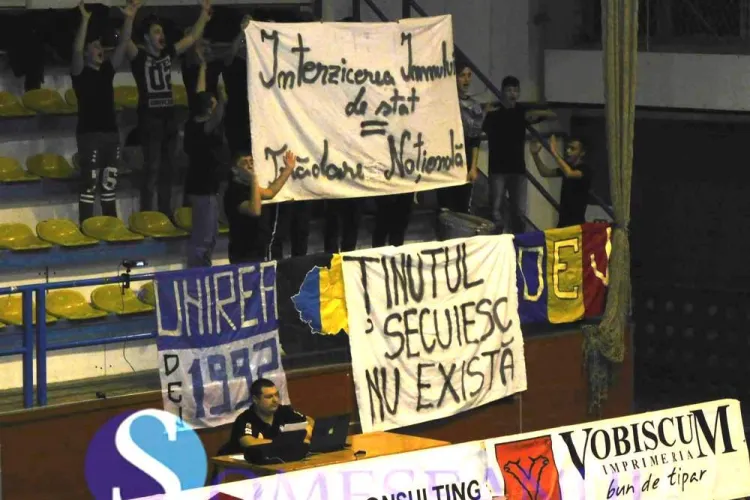 Suporterii clujeni au afișat la un meci bannerul: ”Ținutul secuiesc nu există”. Poliția a intervenit - VIDEO