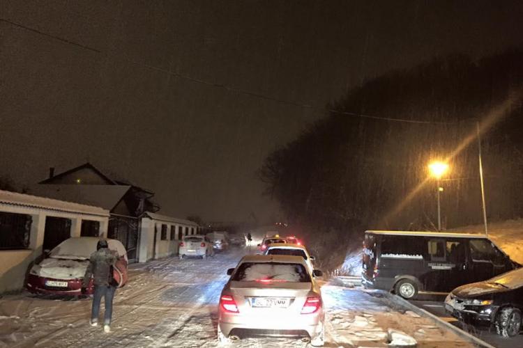 Pe strada Edgard Quinet zăpada a stârnit o mini revoltă - FOTO
