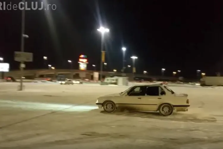 Dacă a nins, șmecherașii au ieșit la DRIFT în parcarea Polus, punând traficul în pericol - VIDEO