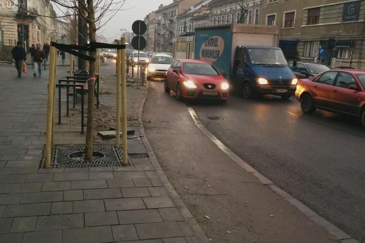 Pista de biciclete de pe strada Horea s-a CRĂPAT - FOTO