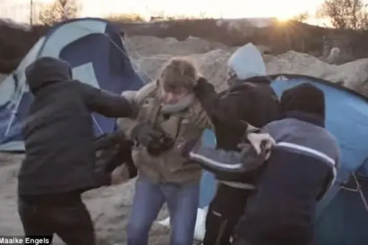 Jurnalistă atacată de imigranți în timp ce filma un documentar. Momentul a fost surprins de cameran VIDEO