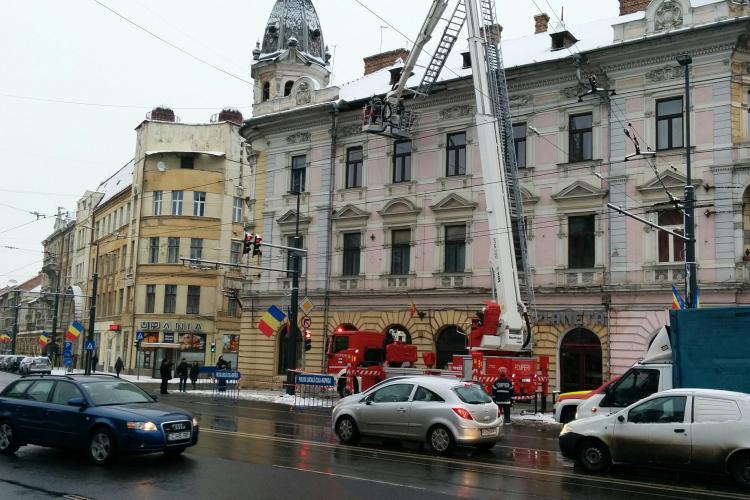 Clădirile vechi pun din nou viața trecătorilor în pericol. Pompierii au fost solicitați să intervină pe strada Horea