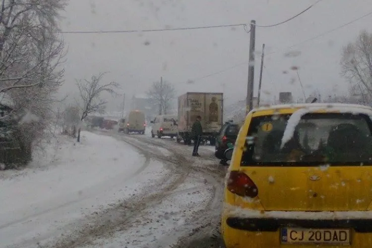Drumul național 16, din Cluj, este blocat de zăpadă - FOTO