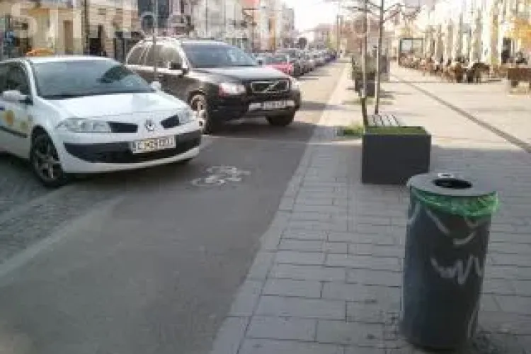 ”Bizonii” care parchează pe trecerile de pietoni și pistele de biciclete la Cluj, amendați drastic