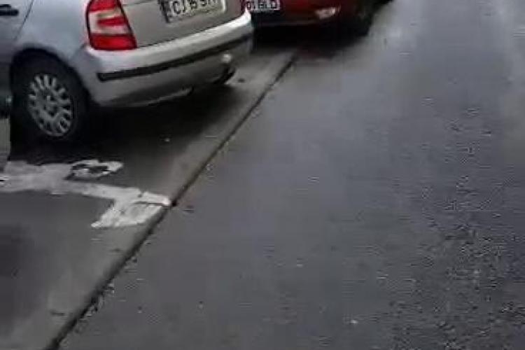 Trotuare pline de mașini în Mănăștur: Pietonii sunt claxonați - VIDEO
