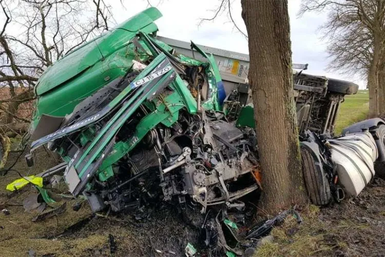 TIR din Cluj făcut PRAF pe o șosea din Franța. Șoferul a scăpat ca prin minune FOTO