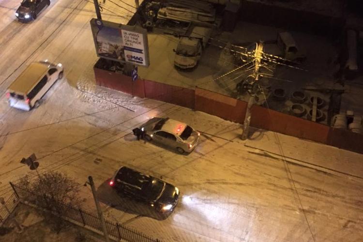 Pe o stradă din Cluj-Napoca, trei accidente la rând luni seara: E derdeluș - FOTO