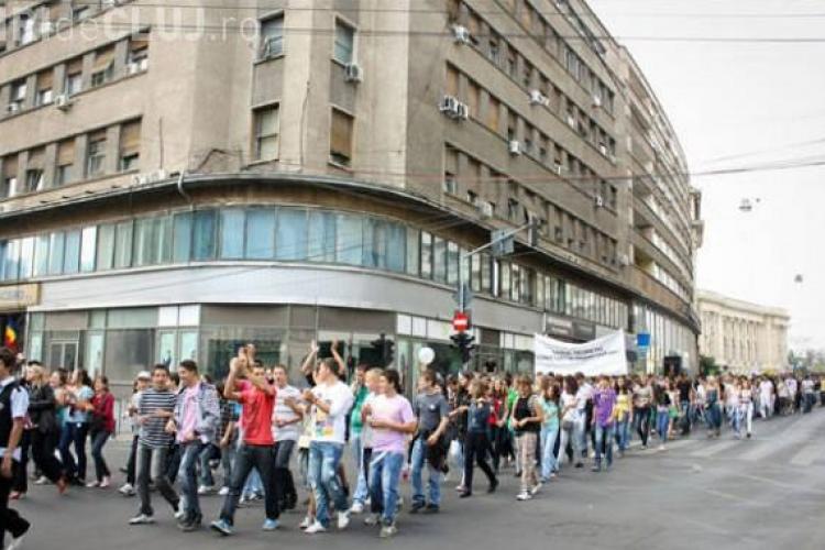 Elevii clujeni ies în stradă pentru copiii defavorizați. Mărșăluiesc prin centrul Clujului
