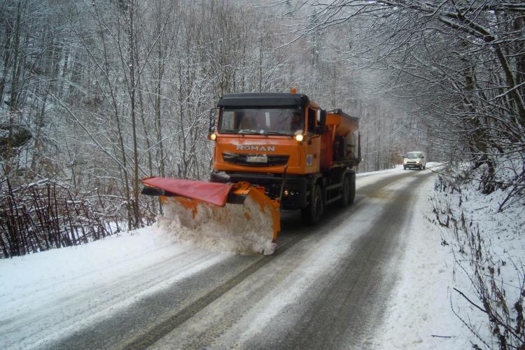 900 de tone de antiderapant aruncate pe drumurile județene din Cluj