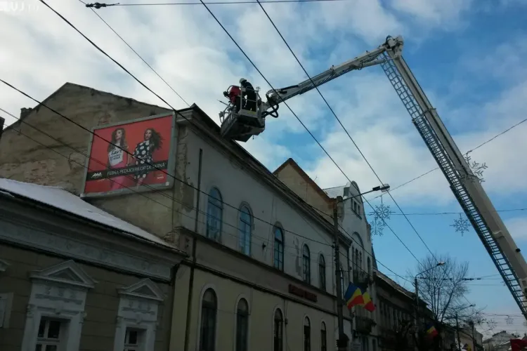 Boc este tras la răspundere pentru curățarea clădirilor vechi. Cine va răspunde, însă, dacă moare un pieton?