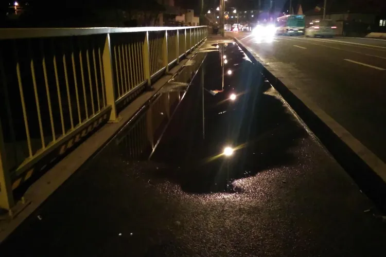 Lucrări de mântuială la podul de pe Oașului - FOTO