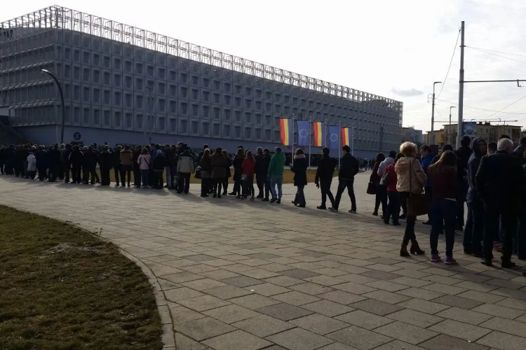 Coadă pentru a o vedea pe Simona Halep la treabă - FOTO