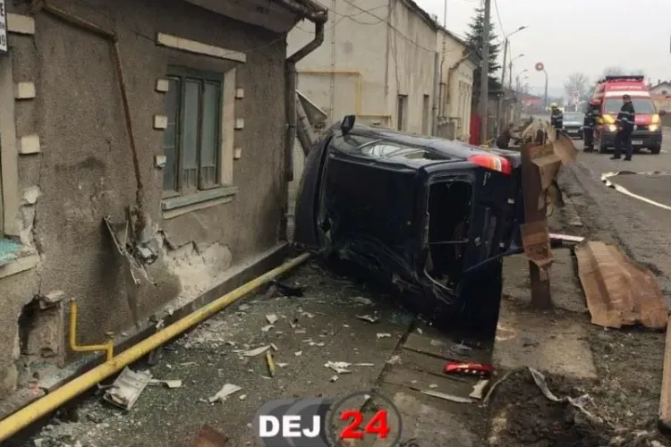 Accident GRAV la Cluj! A zburat cu mașina într-o casă - VIDEO