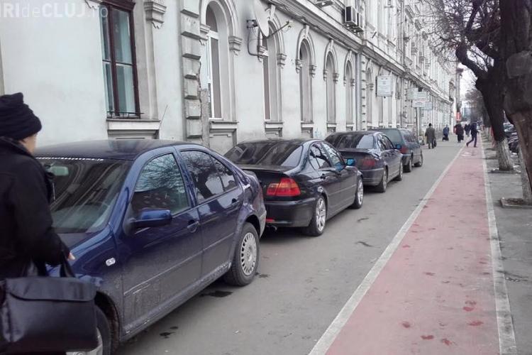 Trotuarul de pe strada Dorobanților a devenit parcare. Șoferilor le e lene să folosească parkingul - FOTO
