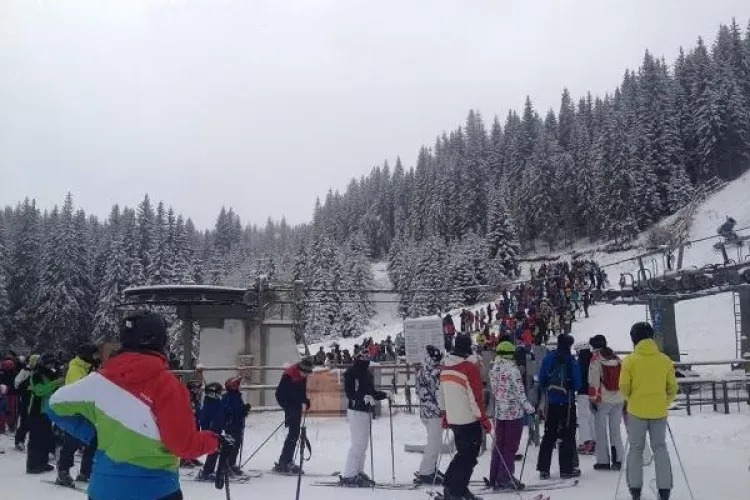 Record de vizitatori la Buscat! Peste 3.000 de persoane au ieșit pe pârtii FOTO