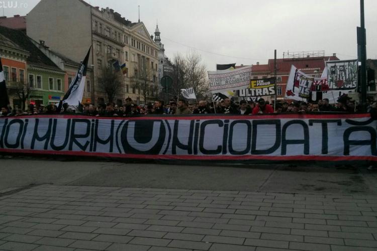 Peste 5000 de clujeni au ieșit în stradă pentru ”U” Cluj: Echipa nu va dispărea atât timp cât suporterii sunt aici FOTO/VIDEO