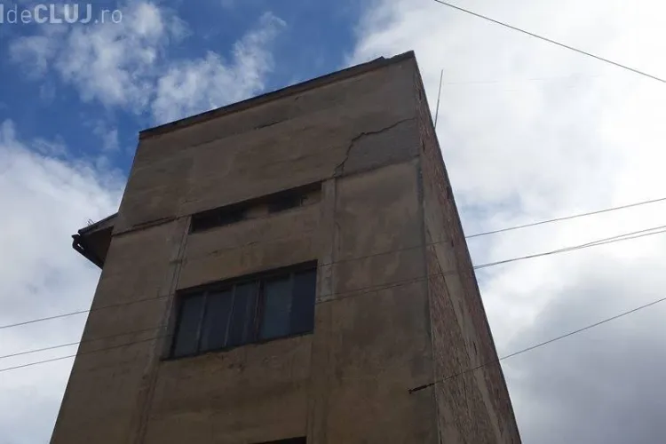 Tencuială căzută pe o mașină în centrul Clujului, chiar de pe clădirea Primăriei - FOTO