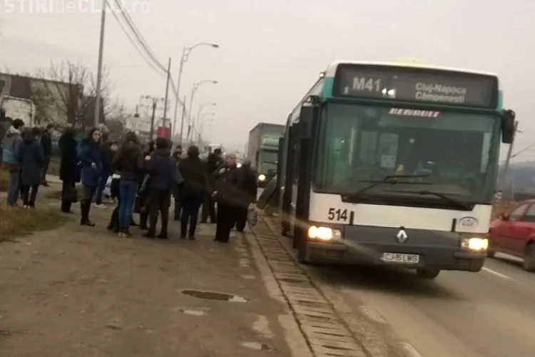Autobuz CTP Cluj depanat, după ce roțile din spate au început să se miște de la loc - FOTO
