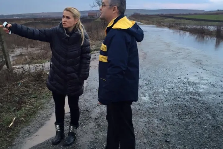 Inundații în zona Sopor. Canalele de scurgere înfunate cu moloz din construcții - FOTO