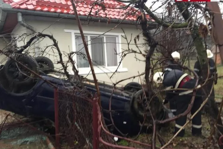 Un șofer a scăpat ca prin minune dintr-un accident. A ”zburat” direct în curtea unei gospodării VIDEO