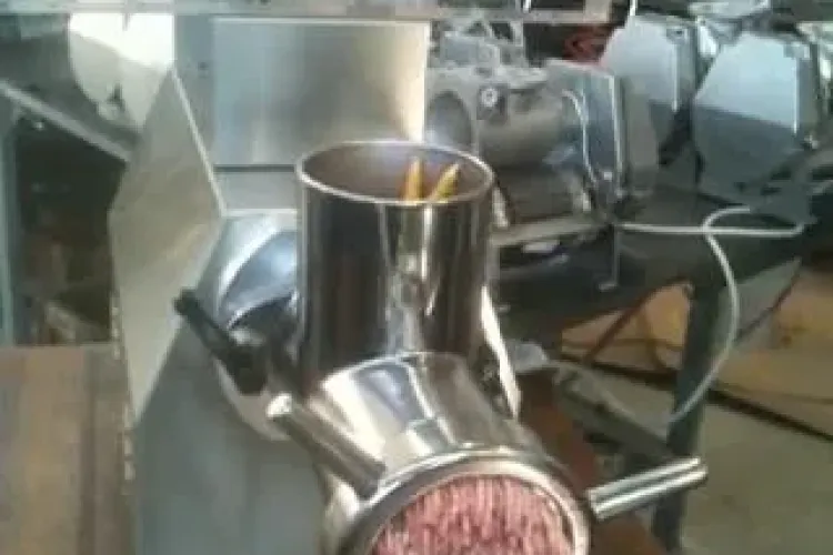 VIDEO - Cum se prepară crenvustii. După acest VIDEO nu vei mai consuma