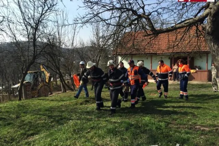 Muncitor prins sub un mal de pământ la Ocna Dej. Colegii au reușit să-l salveze de la moarte VIDEO