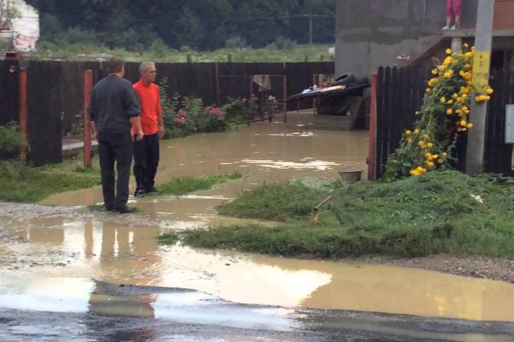 Inundații în Cluj-Napoca. Apa s-a revărsat în curțile clujenilor