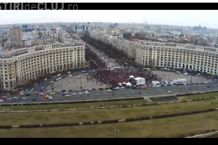 Peste 5.000 de persoane s-au adunat la miting-ul Antena 3. Protestatarii i-au distrus bannerul unui tânăr