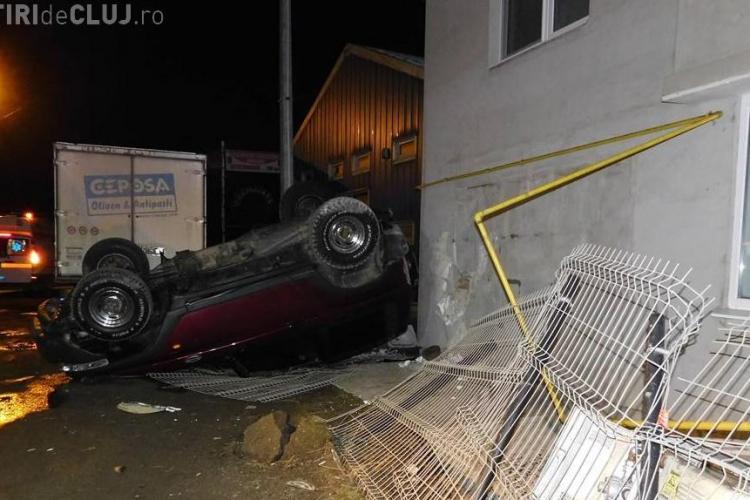 Cluj. Mașină răsturnată, după ce a evitat o groapă. S-a oprit într-o casă - VIDEO