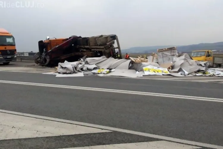Un camion s-a făcut PRAF pe centura Apahida. S-a răsturnat ca un ”bolovan” - FOTO