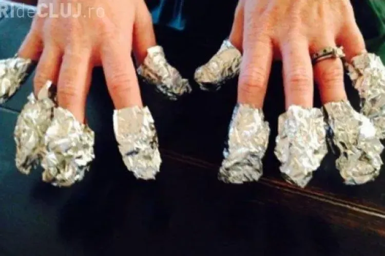 De ce și-a înfășurat unghiile în folie de aluminiu după ce a dat cu acetonă