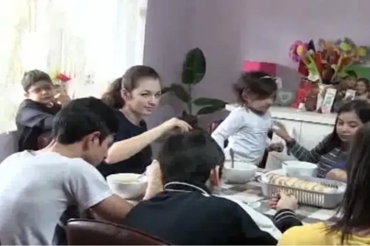 Doi clujeni au ADOPTAT 12 copii și sunt mai fericiți ca niciodată - VIDEO