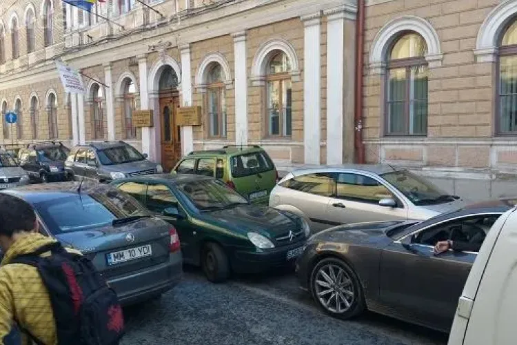 MANIFEST la Cluj, împotriva parcărilor ilegale. SOLUȚII propuse: parcare de maxim 2 ore în centru