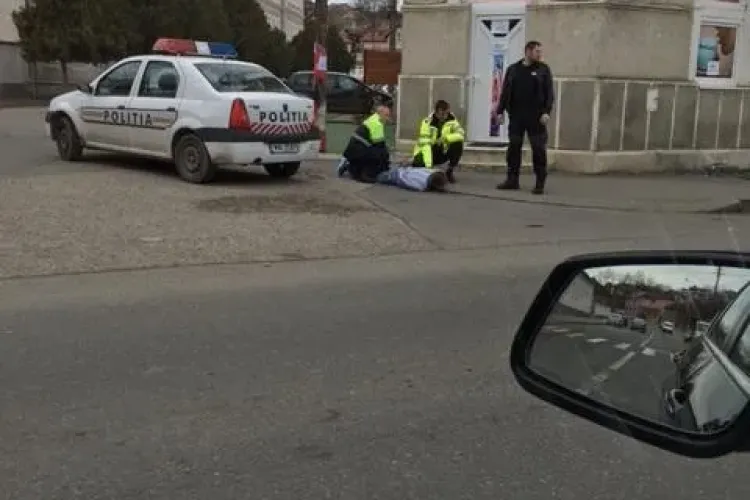 Bărbat cu probleme psihice, încătușat în plină stradă de polițiștii clujeni. A intrat într-o cafenea și a făcut dezastru FOTO