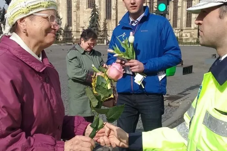 Polițiștii clujeni le-au dat flori șoferițelor - FOTO