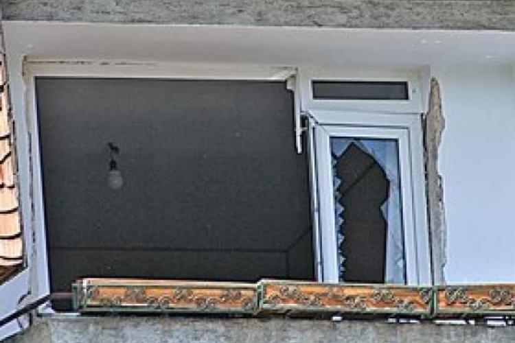 Explozie la un apartament din Mărăști. Au PUȘCAT pereții și o femeie de 76 de ani e rănită VIDEO