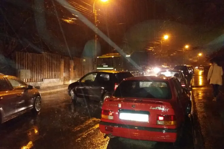 Parcare de tot râsul la Cluj. O șoferiță din Suceava a parcat de-a latul drumului - VIDEO