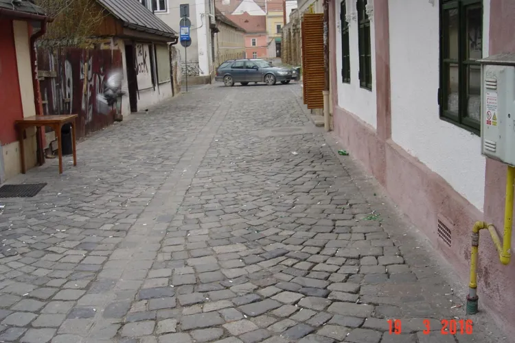 Covor de MUCURI de ȚIGARĂ la Cluj-Napoca, în fața cluburilor din zona pietonală - FOTO