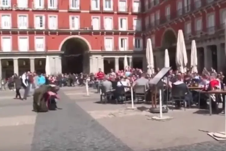 Suporterii UMILESC în ultimul hal mai multe cerșetoare de etnie romă - VIDEO