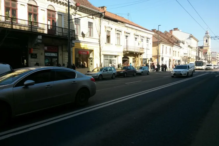  Strada Memorandumului a devenit ”parcare”: Unde sunt polițiștii cand ai nevoie de ei? FOTO