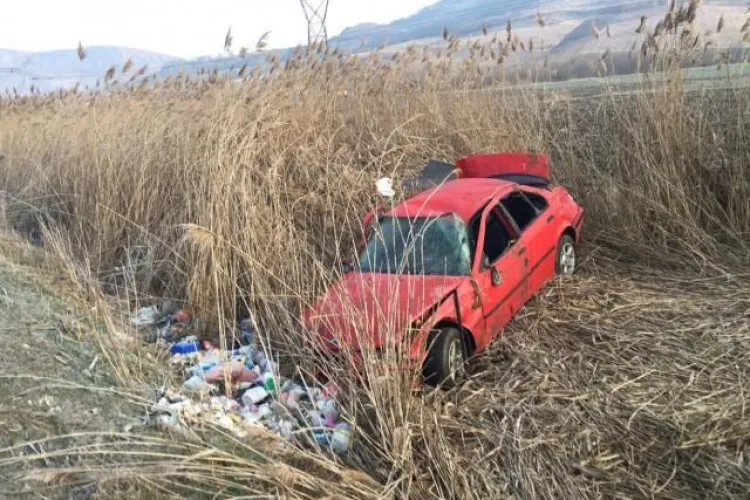 Accident cu două victime pe un drum din Cluj. Un șofer s-a răsturnat cu BMW-ul pe câmp FOTO