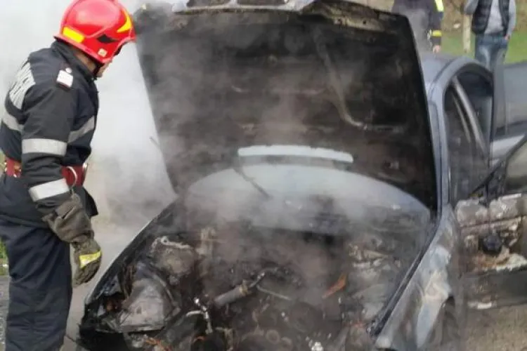 Zi cu ghinion pentru un clujean. I-a luat foc BMW-ul chiar când a ajuns acasă FOTO