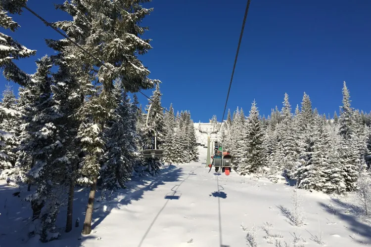 Iarna se întoarce la Buscat! Pârtia este pregătită pentru schiori și snowboarderi - FOTO