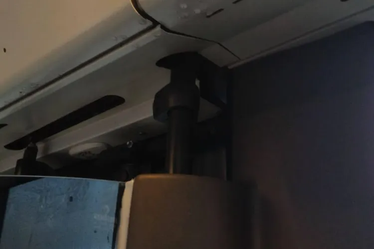 Cum plouă într-un troleibuz nou, care circulă pe linia 25 - FOTO