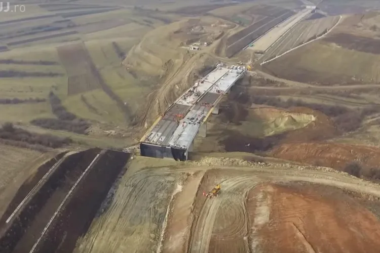 Autostrada Transilvania filmată cu DRONA. Se văd lucrările pe tronsonul Gilău - Nădășel și operele de artă - VIDEO