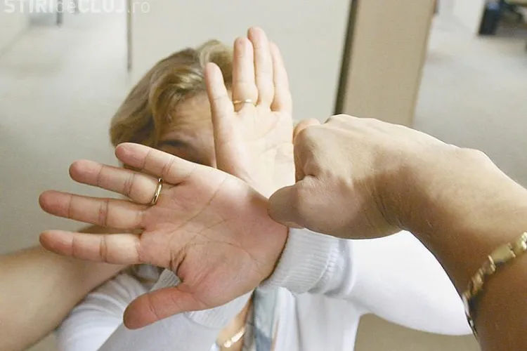 Un temut interlop din Turda, arestat după ce aproape și-a omorât soția în BĂTAIE