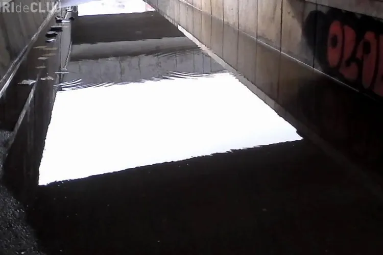 Părinții din zona Clujana se plâng că pasajul se inundă la fiecare ploaie - FOTO