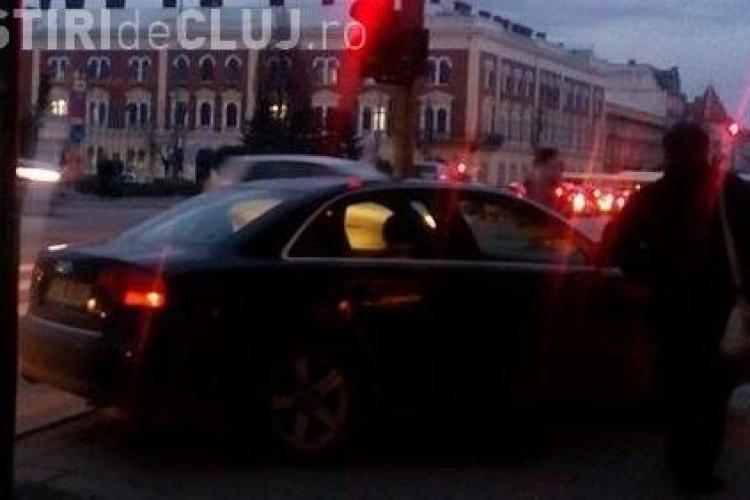 Cum a putut parca acest șofer în centrul Clujului. Fotografia te va ENERVA - FOTO