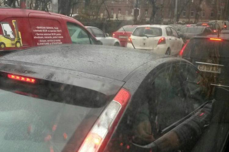 Traficul în centrul Clujului, paralizat de ploaie FOTO